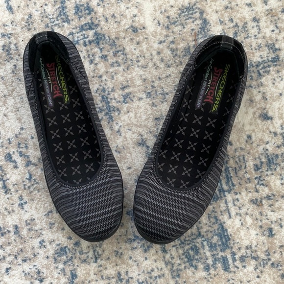 Skechers EUC - Picture 1 of 4